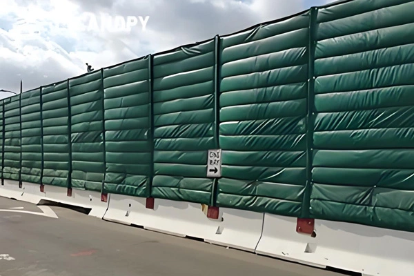 I migliori vantaggi dell'uso di recinzioni a strisce in PVC in impostazioni industriali