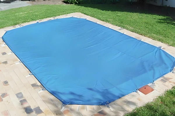 I vantaggi dell'uso della tela cerata in PVC per le coperture della piscina