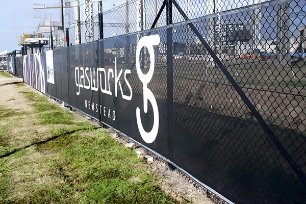 I migliori vantaggi dell'uso di teloni in rete di PVC per cantieri