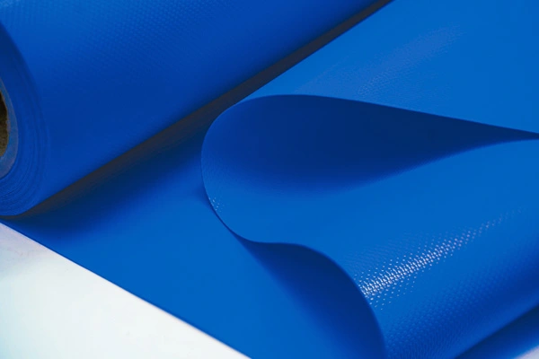 Applicazione del tessuto della tenda in PVC