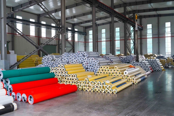 Applicazione della tela cerata del PVC della piscina