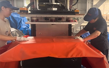 Produzione ad alta frequenza di teloni per camion